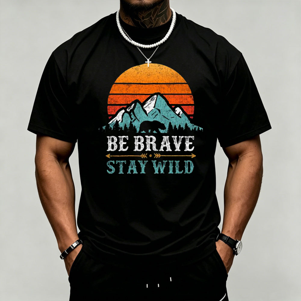 Outdoor Adventure Quotes Short - Kaos Pria Bergambar Beruang Gunung Sunset